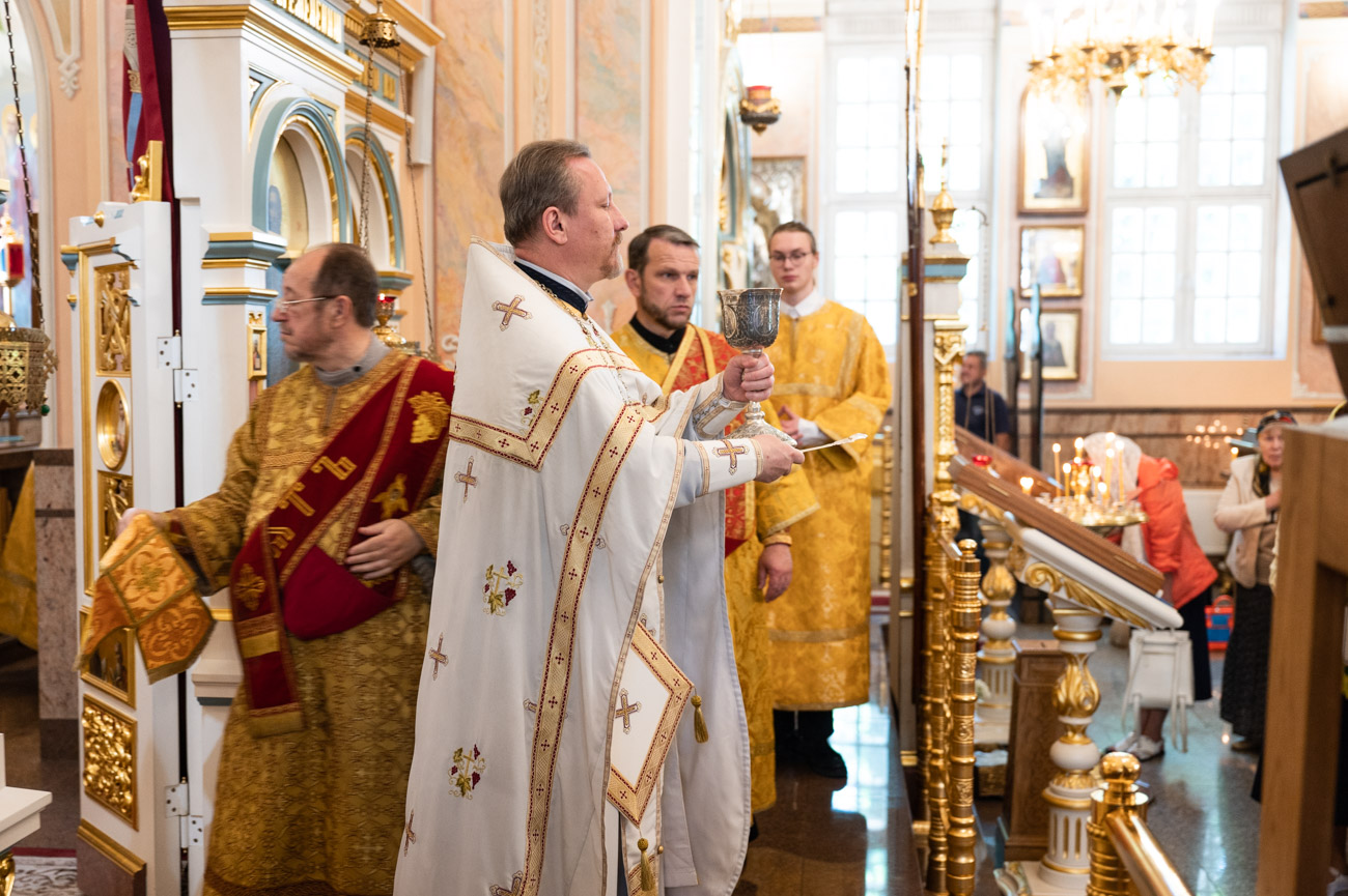 В Неделю 5-ю по Пятидесятнице священнослужители Александро-Невского храма совершили Божественную литургию